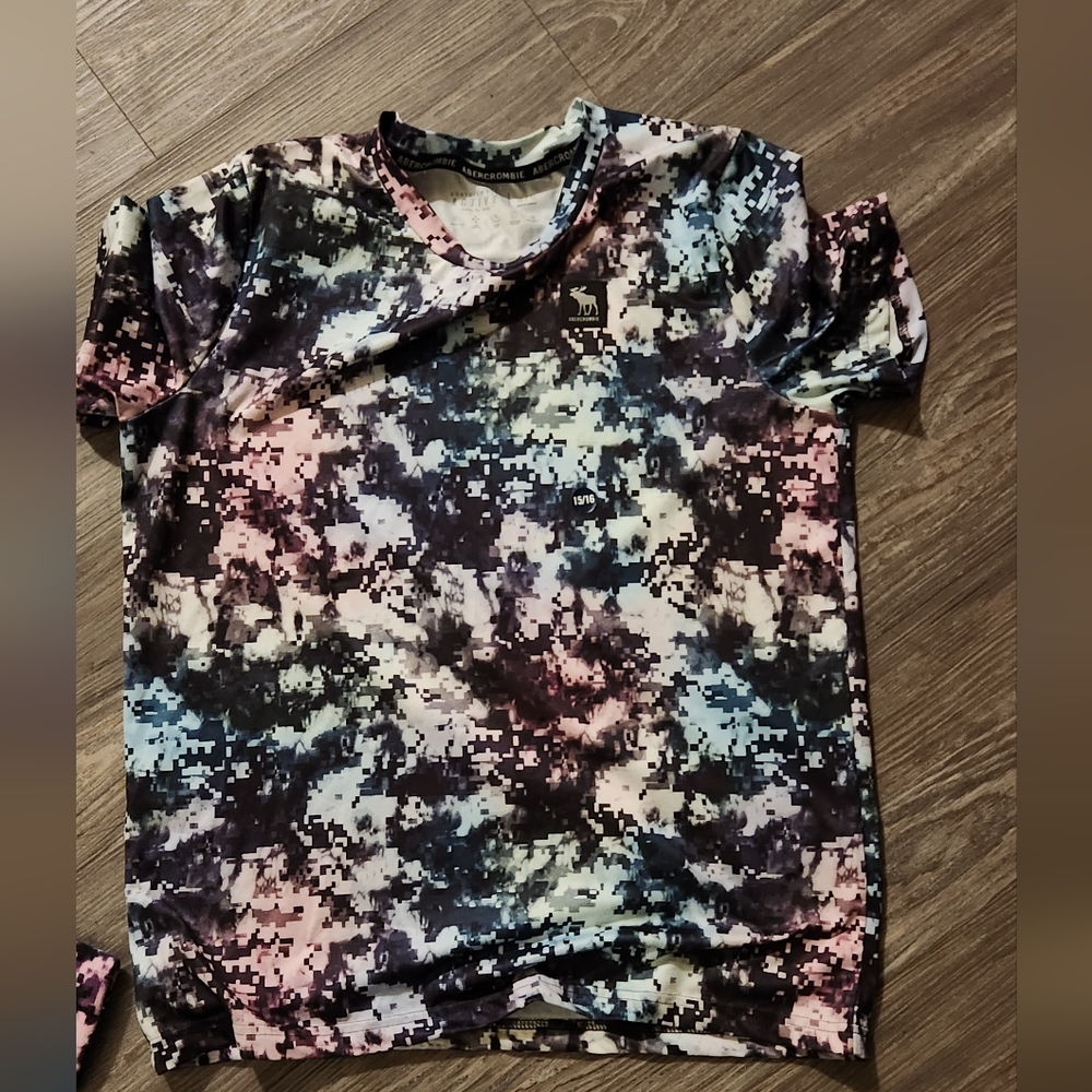 (1) hoodie (1) shirt - Picture 2 of 3